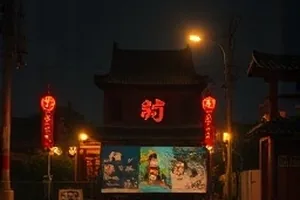 玻璃屋日记封面：透明屋顶下的书桌与绿植
